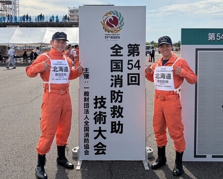 実際の会場で2人を撮影した写真
