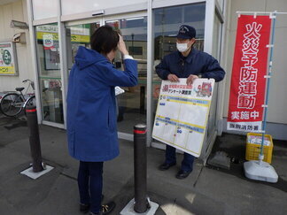 街頭広報の様子