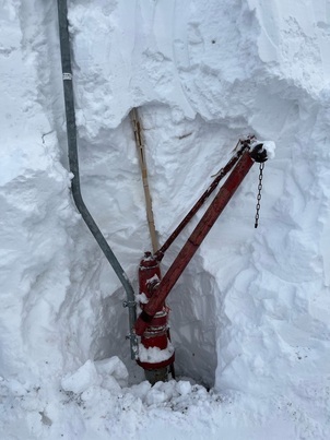 消火栓が雪により曲がっている